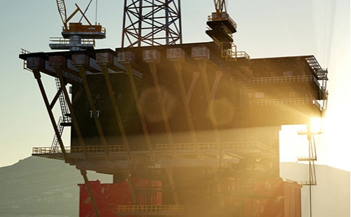 保養(yǎng)機(jī)器部件配件 油起到了很好的保養(yǎng)作用那么槽型托輥在保養(yǎng)的時(shí)候什么時(shí)候要換油什么時(shí)候 多少才適合    如果換油太少，槽型托輥的軸承就會(huì)提前報(bào)廢；如果換油過(guò)多，摩擦托輥就會(huì)陷入困境或長(zhǎng)期危害動(dòng)力線(xiàn)圈和卷線(xiàn)。那么槽型托輥托輥該如何維護(hù)呢？槽型托輥廠(chǎng)家為大家講解一下，希望對(duì)大家有所幫助：   決定什么時(shí)候潤(rùn)滑以及什么時(shí)候停止注油的方式非常簡(jiǎn)單：制定一個(gè)基礎(chǔ)線(xiàn)、制定觀(guān)察計(jì)劃表和注油的時(shí)候進(jìn)行監(jiān)測(cè)。