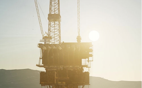 若是一個(gè)錐形托輥的分貝超越根底線(xiàn)8分貝，咱們以為這個(gè)軸承需求光滑。當(dāng)咱們意識(shí)到這個(gè)軸承需求光滑，那么曉得什么時(shí)候中止注油將會(huì)避免過(guò)度光滑的呈現(xiàn)。能夠依照以下三步來(lái)完結(jié)：1）、當(dāng)寫(xiě)入光滑油時(shí)光滑技能員運(yùn)用超聲波儀器檢測(cè)軸承。漸漸注油直到分貝強(qiáng)度降到根底線(xiàn)。2）、若是沒(méi)有根底線(xiàn)作為輔導(dǎo)，光滑油的用量應(yīng)在聲響下降后又上升時(shí)中止。這時(shí)，技能員應(yīng)中止持續(xù)運(yùn)用光滑油。3）、以錐形托輥、沖突托輥生產(chǎn)商的輔導(dǎo)