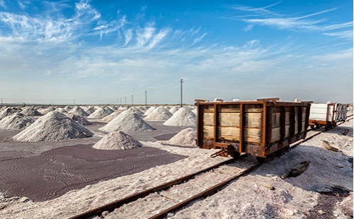 DY移動(dòng)帶式輸送機(jī)主要特點(diǎn):采用高精度，硬具面齒輪，其承載能力高，(比軟具面具輪提高2-3倍)；壽命長(zhǎng)(可達(dá)10年)；結(jié)構(gòu)聚湊，占地面積小(可減少50%以上)；重時(shí)輕，體積小(可降低50%)；尤其是垂直傳動(dòng)結(jié)構(gòu)形式，更適于煤礦井下礦山運(yùn)輸機(jī)械上使用。DY型移動(dòng)式膠帶輸送機(jī)是一種工效高， 實(shí)用，機(jī)動(dòng)性好的連續(xù)輸送裝卸設(shè)備。主要用于裝卸地點(diǎn)經(jīng)常變更動(dòng)的場(chǎng)所，如：港口、碼頭、車(chē)站、煤場(chǎng)、倉(cāng)庫(kù)、建筑工地、